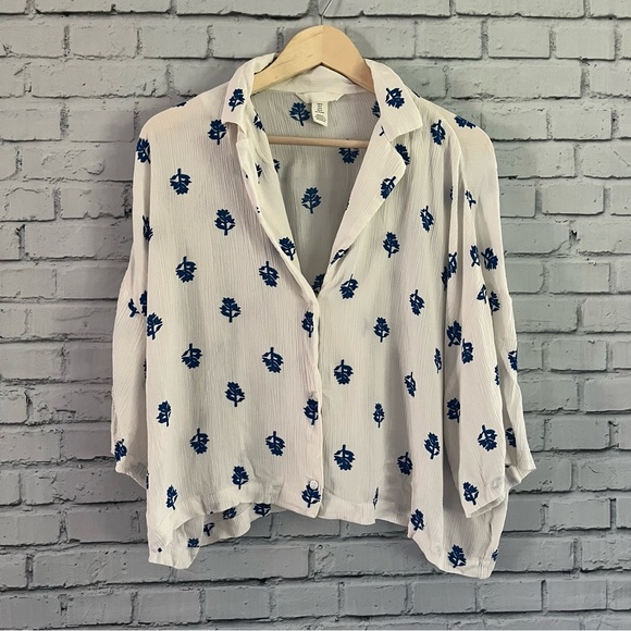 H&M Tops - H&M White Boxy Notched Collar Button Down Shirt